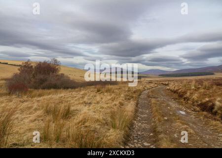 Graue Wolken über den Ladder Hills; Cairngorm National Park; Schottland; Großbritannien Stockfoto