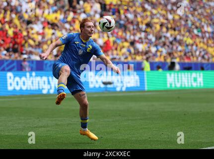 München, Deutschland. Juni 2024. Yukhym Konoplia (Ukraine) im Einsatz beim Gruppenspiel der UEFA EURO 2024 Rumänien gegen die Ukraine in der Münchener Fußballarena in München. Quelle: Oleksandr Prykhodko/Alamy Live News Stockfoto