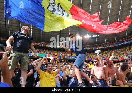 München, Deutschland. Juni 2024. Die rumänischen Fans zeigen ihre Unterstützung beim Gruppenspiel der UEFA EURO 2024 Rumänien gegen die Ukraine in der Münchener Fußballarena in München. Quelle: Oleksandr Prykhodko/Alamy Live News Stockfoto