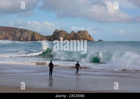 Surfer am Porthcurno Beach; Logan's Rock, Cornwall Stockfoto