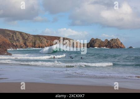 Surfer am Porthcurno Beach; Logan's Rock, Cornwall Stockfoto