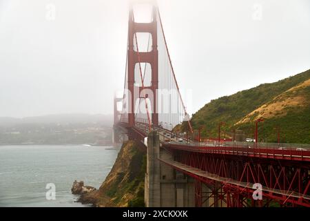 San Francisco, Kalifornien, Vereinigte Staaten von Amerika - 13. Juni 2024: Blick auf die Golden Gate Bridge in San Francisco im US-Bundesstaat Kalifornien bei starkem Nebel. Verkehr auf der Brücke, die den Pazifik mit der San Francisco Bay verbindet *** Blick auf die Golden Gate Bridge in San Francisco im US-Bundesstaat Kalifornien bei starkem Nebel. Verkehr auf der Brücke die Pazifik mit der Bucht von San Francisco verbindet Stockfoto