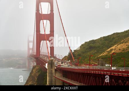 San Francisco, Kalifornien, Vereinigte Staaten von Amerika - 13. Juni 2024: Blick auf die Golden Gate Bridge in San Francisco im US-Bundesstaat Kalifornien bei starkem Nebel. Verkehr auf der Brücke, die den Pazifik mit der San Francisco Bay verbindet *** Blick auf die Golden Gate Bridge in San Francisco im US-Bundesstaat Kalifornien bei starkem Nebel. Verkehr auf der Brücke die Pazifik mit der Bucht von San Francisco verbindet Stockfoto