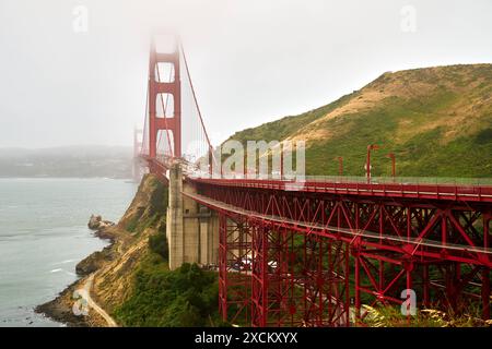 San Francisco, Kalifornien, Vereinigte Staaten von Amerika - 13. Juni 2024: Blick auf die Golden Gate Bridge in San Francisco im US-Bundesstaat Kalifornien bei starkem Nebel. Verkehr auf der Brücke, die den Pazifik mit der San Francisco Bay verbindet *** Blick auf die Golden Gate Bridge in San Francisco im US-Bundesstaat Kalifornien bei starkem Nebel. Verkehr auf der Brücke die Pazifik mit der Bucht von San Francisco verbindet Stockfoto