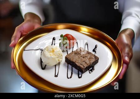 Dessert von Brownie mit cremigem Eis Stockfoto