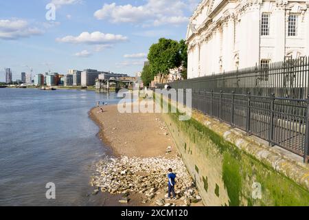 London, UK, 17. Juni 2024. Wetter in Großbritannien: Während die Temperaturen in der Mitte der Sommersaison steigen, genießen die Öffentlichkeit die Sonne am Greenwich Observatory. Die Landschaft des Parks wurde renoviert. Südost-London England. Quelle: Xiu Bao/Alamy Live News Stockfoto