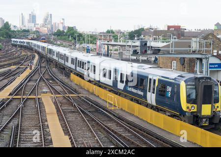 South Western Railway Züge verlassen den Bahnsteig und bringen Pendler aus dem Zentrum Londons nach Hause Stockfoto