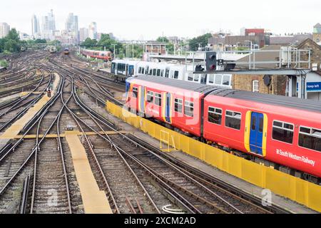 South Western Railway Züge verlassen den Bahnsteig und bringen Pendler aus dem Zentrum Londons nach Hause Stockfoto