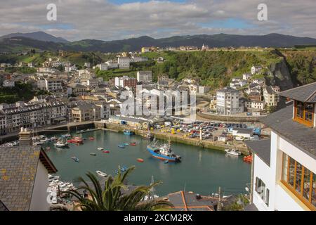 Die Schönheit des Hafens von Luarca in Asturien, Spanien Stockfoto