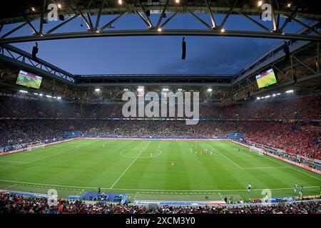 Düsseldorf, Deutschland. Juni 2024. Fußball, UEFA Euro 2024, Europameisterschaft, Vorrunde, Gruppe D, Spieltag 1, Österreich - Frankreich, Düsseldorf Arena, Blick in die Arena. Quelle: Fabian Strauch/dpa/Alamy Live News Stockfoto