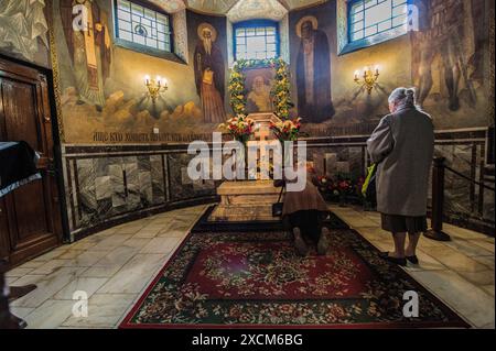 Frauen besuchen die orthodoxe christliche Kapelle Frauen besuchen die orthodoxe christliche Kapelle der Sveti Nikolay Kirche, Sofia, Bulgarien. Sofia Tempel Sveti Nikolay Oblast Sofia Bulgarien Copyright: XGuidoxKoppesxPhotox Stockfoto