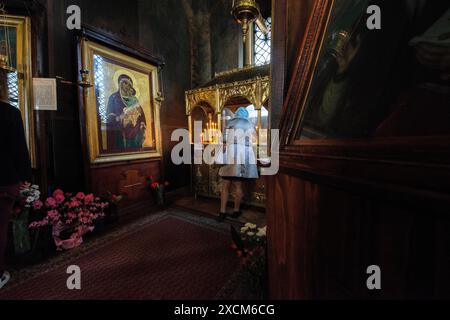 Frau besucht orthodoxe christliche Kapelle Junge Erwachsene Frau bettelt um Geldfetzen Sofia Tempel Sveti Nikolay Oblast Sofia Bulgarien Copyright: XGuidoxKoppesxPhotox Stockfoto