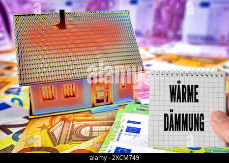 Deutschland - 17. Juni 2024: Wärmebild eines Hauses oder Wohngebäudes. Daneben ein Hinweis mit Text: Wärmedämmung. Isolierkonzept und Wärmerückhaltung im Haus. FOTOMONTAGE *** Wärmebild von einem Haus, bzw. Von einem Wohn-Gebäude. Daneben ein Zettel mit Text: Wärmedämmung. Konzept Dämmung und halten der Wärme in der Wohnung. FOTOMONTAGE Stockfoto