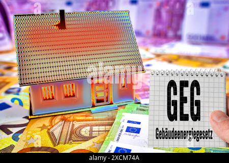 Deutschland - 17. Juni 2024: Wärmebild eines Hauses oder Wohngebäudes. Daneben ein Hinweis mit Text: GEG - GEBÄUDEENERGIEGESETZ. FOTOMONTAGE *** Wärmebild von einem Haus, bzw. Von einem Wohn-Gebäude. Daneben ein Zettel mit Text: GEG - GEBÄUDEENERGIEGESETZ. FOTOMONTAGE Stockfoto