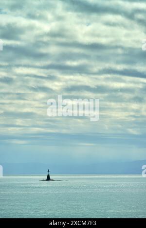 Oak Bay Salish Sea Marker. Ein Navigationsmarker unter einem dramatischen Himmel in der Nähe von Victoria. British Columbia, Kanada. Stockfoto