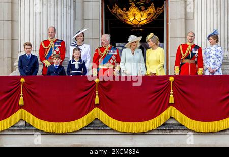 LONDON, ENGLAND – 15. JUNI: Prinz George von Wales, Prinz William, Prinz von Wales, Prinz Louis von Wales, Prinzessin Charlotte von Wales, Katharina, Prinzessin von Wales, König Karl III., Königin Camilla, Sophie, Duchess of Edinburgh, Prinz Edward, Duke of Edinburgh und Lady Louise erscheinen auf dem Balkon des Buckingham Palace während Trooping the Colour am 15. Juni 2024 in London. Trooping the Colour ist eine feierliche Parade zum offiziellen Geburtstag des britischen Monarchen. Die Veranstaltung umfasst über 1.400 Soldaten und Offiziere, begleitet von 200 Pferden. Mehr als 400 Musiker aus Ten d Stockfoto