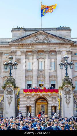 LONDON, ENGLAND – 15. JUNI: Herzog von Gloucester, Herzogin von Gloucester, Prinz George von Wales, Prinz William, Prinz von Wales, Prinz Louis von Wales, Prinzessin Charlotte von Wales, Catherine, Prinzessin von Wales, König Karl III., Königin Camilla, Sophie, Herzogin von Edinburgh, Prinz Edward, Herzog von Edinburgh, Lady Louise, Prinzessin Anne, Prinzessin Royal, Timothy Laurence und Prinz Edward, Duke of Kent, erscheinen auf dem Balkon des Buckingham Palace während Trooping the Colour am 15. Juni 2024 in London. Trooping the Colour ist eine feierliche Parade, die den offiziellen Geburtstag des br Stockfoto