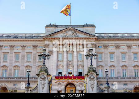 LONDON, ENGLAND – 15. JUNI: Herzog von Gloucester, Herzogin von Gloucester, Prinz George von Wales, Prinz William, Prinz von Wales, Prinz Louis von Wales, Prinzessin Charlotte von Wales, Catherine, Prinzessin von Wales, König Karl III., Königin Camilla, Sophie, Herzogin von Edinburgh, Prinz Edward, Herzog von Edinburgh, Lady Louise, Prinzessin Anne, Prinzessin Royal, Timothy Laurence und Prinz Edward, Duke of Kent, erscheinen auf dem Balkon des Buckingham Palace während Trooping the Colour am 15. Juni 2024 in London. Trooping the Colour ist eine feierliche Parade, die den offiziellen Geburtstag des br Stockfoto