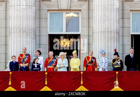 LONDON, ENGLAND – 15. JUNI: Prinz George von Wales, Prinz William, Prinz von Wales, Prinz Louis von Wales, Prinzessin Charlotte von Wales, Katharina, Prinzessin von Wales, König Karl III., Königin Camilla, Sophie, Herzogin von Edinburgh, Prinz Edward, Herzog von Edinburgh, Lady Louise, Prinzessin Anne, Prinzessin Royal und Timothy Laurence erscheinen auf dem Balkon des Buckingham Palace während der Trooping the Colour am 15. Juni 2024 in London. Trooping the Colour ist eine feierliche Parade zum offiziellen Geburtstag des britischen Monarchen. Bei der Veranstaltung werden über 1.400 Soldaten und Offiziere begleitet Stockfoto