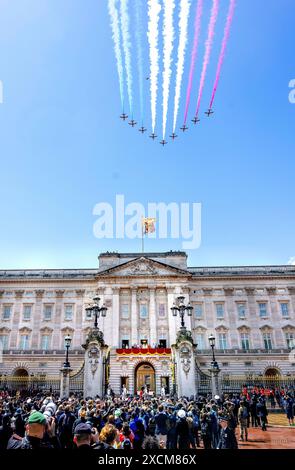 LONDON, ENGLAND – 15. JUNI: Herzog von Gloucester, Herzogin von Gloucester, Prinz George von Wales, Prinz William, Prinz von Wales, Prinz Louis von Wales, Prinzessin Charlotte von Wales, Catherine, Prinzessin von Wales, König Karl III., Königin Camilla, Sophie, Herzogin von Edinburgh, Prinz Edward, Herzog von Edinburgh, Lady Louise, Prinzessin Anne, Prinzessin Royal, Timothy Laurence und Prinz Edward, Duke of Kent, erscheinen auf dem Balkon des Buckingham Palace während Trooping the Colour am 15. Juni 2024 in London. Trooping the Colour ist eine feierliche Parade, die den offiziellen Geburtstag des br Stockfoto