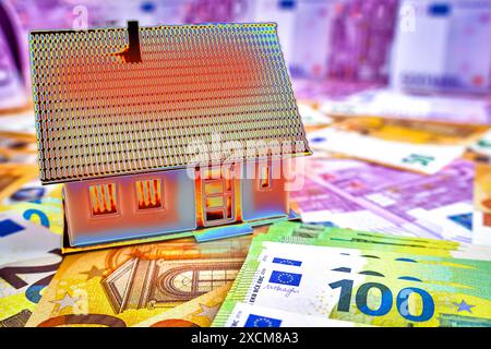 Deutschland - 17. Juni 2024: Wärmebild eines Hauses oder Wohngebäudes. Die Wärme- und Kälte-Wärmebrücke, die Kaltbrücke im Haus sind rot und blau dargestellt. FOTOMONTAGE *** Wärmebild von einem Haus, bzw. Von einem Wohn-Gebäude. Rot und Blau eingezeichnet sind die Wärme und Kälte Wärmebrücke, Kältebrücke im Haus. FOTOMONTAGE Stockfoto