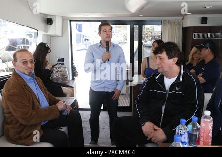 San Pedro, Kalifornien, USA. Juni 2024. Simon Bogdanowicz, Web3.0 und NFT Investor, hält einen Vortrag auf der Beverly Web3.0 Yacht Party Celebration zum NFT Launch von Los Angeles Beverly Arts (LABA) Blue-Chip Künstler Jiannan Huang in San Pedro, Kalifornien. Quelle: Sheri Determan Stockfoto