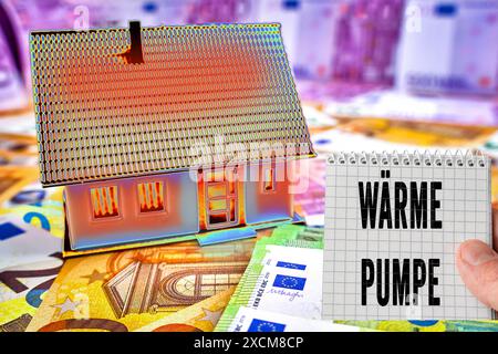 Deutschland - 17. Juni 2024: Wärmebild eines Hauses oder Wohngebäudes. Daneben ein Hinweis mit Text: Wärmepumpe. Konzepte für die Umstellung auf neue Heizungstechnologien und die Installation einer wirtschaftlichen Heizungsanlage. FOTOMONTAGE *** Wärmebild von einem Haus, bzw. Von einem Wohn-Gebäude. Daneben ein Zettel mit Text: Wärmepumpe. Konzepte Umrüsten auf neue Heiztechniken und verbauen einer sparsamen Heizung. FOTOMONTAGE Stockfoto