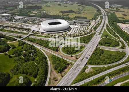 MÜNCHEN - 11. Mai 2024: Die Allianz Arena aus der Luft. Modernes Fußballstadion mit guter Verkehrsanbindung. Stockfoto