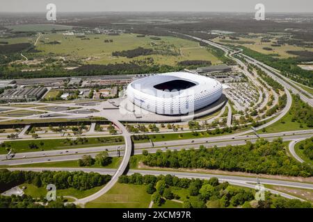 MÜNCHEN - 11. Mai 2024: Die Allianz Arena aus der Luft. Modernes Fußballstadion mit guter Verkehrsanbindung. Stockfoto