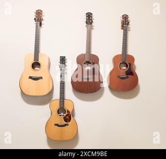 Vier Akustikgitarren hängen an einer Wand Stockfoto