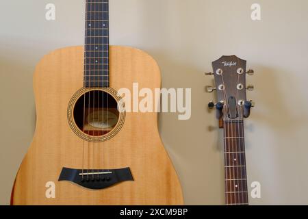 Zwei Akustikgitarren hängen an einer Wand Stockfoto