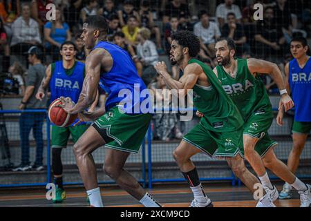 Blumenau, Santa Catarina, Brasilien. Juni 2024. BLUMENAU (SC), 17.06.2024- BRASILIANISCHE AUSWAHL/BASKETBALL- offenes Training der brasilianischen Basketballmannschaft für Männer, das am Montag, 17. Juni 2024 in der Stadt Blumenau stattfindet, bereitet sich das Team auf den vorolympischen Wettbewerb für Männer vor, der vom 2. Bis 7. Juli in Riga, Lettland, stattfindet. (Kreditbild: © Richard Ferrari/TheNEWS2 via ZUMA Press Wire) NUR REDAKTIONELLE VERWENDUNG! Nicht für kommerzielle ZWECKE! Stockfoto