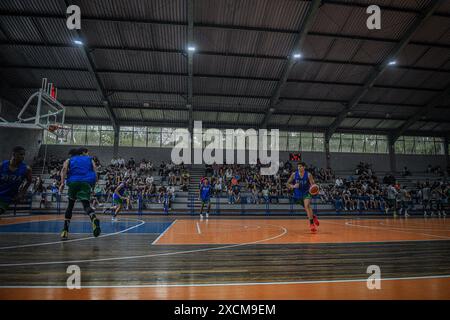 Blumenau, Santa Catarina, Brasilien. Juni 2024. BLUMENAU (SC), 17.06.2024- BRASILIANISCHE AUSWAHL/BASKETBALL- offenes Training der brasilianischen Basketballmannschaft für Männer, das am Montag, 17. Juni 2024 in der Stadt Blumenau stattfindet, bereitet sich das Team auf den vorolympischen Wettbewerb für Männer vor, der vom 2. Bis 7. Juli in Riga, Lettland, stattfindet. (Kreditbild: © Richard Ferrari/TheNEWS2 via ZUMA Press Wire) NUR REDAKTIONELLE VERWENDUNG! Nicht für kommerzielle ZWECKE! Stockfoto