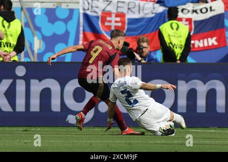 Frankfurt, Deutschland. Juni 2024. Leandro Trossard (Belgien)Peter Pekarik (Slowakei) während des Spiels zur UEFA Euro Germany 2024 zwischen Belgien 0-1 Slowakei in der Frankfurt Arena am 17. Juni 2024 in Frankfurt. Quelle: Maurizio Borsari/AFLO/Alamy Live News Stockfoto