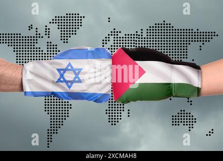 Politischer Konflikt. Männer in Boxhandschuhen mit Fahnen von Israel und Palästina kämpfen gegen die Weltkarte, Nahaufnahme Stockfoto