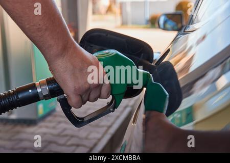 Tankstelle, die das Auto an der Pumpe auffüllt Stockfoto