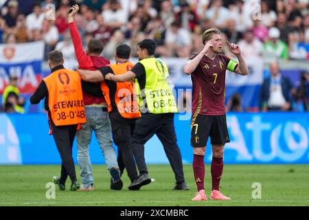 Frankfurt, Deutschland. Juni 2024. FRANKFURT, DEUTSCHLAND – 17. JUNI: Kevin de Bruyne (Belgien) reagiert, während Sicherheitsmitglieder während des Spiels der Gruppe E – UEFA EURO 2024 im Deutschen Bank Park am 17. Juni 2024 in Frankfurt einen Eindringling aus dem Spielfeld entfernen. (Foto: Joris Verwijst/BSR Agency) Credit: BSR Agency/Alamy Live News Credit: BSR Agency/Alamy Live News Stockfoto