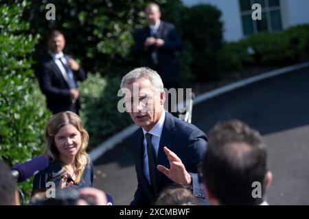 Washington, Vereinigte Staaten. Juni 2024. NATO-Generalsekretär Jens Stoltenberg spricht mit den Medien nach einem Treffen mit US-Präsident Joe Biden im Weißen Haus in Washington, DC, am 17. Juni 2024. Kredit: Chris Kleponis/Pool über CNP/dpa/Alamy Live News Stockfoto