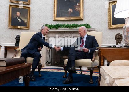 Washington, Vereinigte Staaten. Juni 2024. US-Präsident Joe Biden veranstaltet am 17. Juni 2024 ein bilaterales Treffen mit NATO-Generalsekretär Jens Stoltenberg im Weißen Haus in Washington, DC. Kredit: Chris Kleponis/Pool über CNP/dpa/Alamy Live News Stockfoto