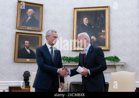 Washington, Vereinigte Staaten. Juni 2024. US-Präsident Joe Biden veranstaltet am 17. Juni 2024 ein bilaterales Treffen mit NATO-Generalsekretär Jens Stoltenberg im Weißen Haus in Washington, DC. Kredit: Chris Kleponis/Pool über CNP/dpa/Alamy Live News Stockfoto