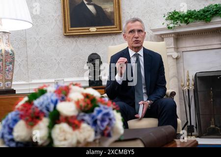 Washington, Vereinigte Staaten. Juni 2024. US-Präsident Joe Biden veranstaltet am 17. Juni 2024 ein bilaterales Treffen mit NATO-Generalsekretär Jens Stoltenberg im Weißen Haus in Washington, DC. Kredit: Chris Kleponis/Pool über CNP/dpa/Alamy Live News Stockfoto