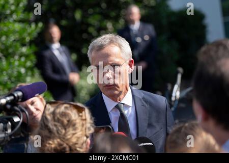 Washington, Vereinigte Staaten. Juni 2024. NATO-Generalsekretär Jens Stoltenberg spricht mit den Medien nach einem Treffen mit US-Präsident Joe Biden im Weißen Haus in Washington, DC, am 17. Juni 2024. Kredit: Chris Kleponis/Pool über CNP/dpa/Alamy Live News Stockfoto