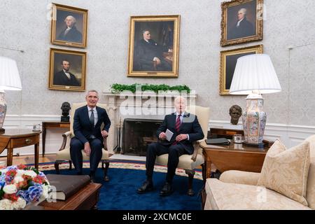 Washington, Vereinigte Staaten. Juni 2024. US-Präsident Joe Biden veranstaltet am 17. Juni 2024 ein bilaterales Treffen mit NATO-Generalsekretär Jens Stoltenberg im Weißen Haus in Washington, DC. Kredit: Chris Kleponis/Pool über CNP/dpa/Alamy Live News Stockfoto