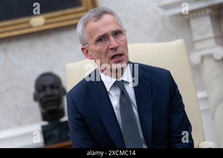 Washington, Vereinigte Staaten. Juni 2024. US-Präsident Joe Biden veranstaltet am 17. Juni 2024 ein bilaterales Treffen mit NATO-Generalsekretär Jens Stoltenberg im Weißen Haus in Washington, DC. Kredit: Chris Kleponis/Pool über CNP/dpa/Alamy Live News Stockfoto