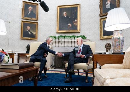 Washington, Vereinigte Staaten. Juni 2024. US-Präsident Joe Biden veranstaltet am 17. Juni 2024 ein bilaterales Treffen mit NATO-Generalsekretär Jens Stoltenberg im Weißen Haus in Washington, DC. Kredit: Chris Kleponis/Pool über CNP/dpa/Alamy Live News Stockfoto