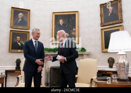 Washington, Vereinigte Staaten. Juni 2024. US-Präsident Joe Biden veranstaltet am 17. Juni 2024 ein bilaterales Treffen mit NATO-Generalsekretär Jens Stoltenberg im Weißen Haus in Washington, DC. Kredit: Chris Kleponis/Pool über CNP/dpa/Alamy Live News Stockfoto