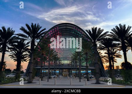 Anaheim Regional Intermodal Transit Center in der Abenddämmerung Stockfoto