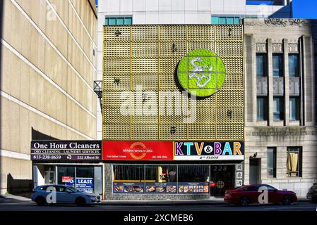 Ottawa, Kanada - 15. Juni 2024: Unternehmen an der Albert Street, einschließlich One Hour Cleaners, Mumbai Masala Grill und Dreamz KTV & Bar (Karaoke-Fernseher) Stockfoto