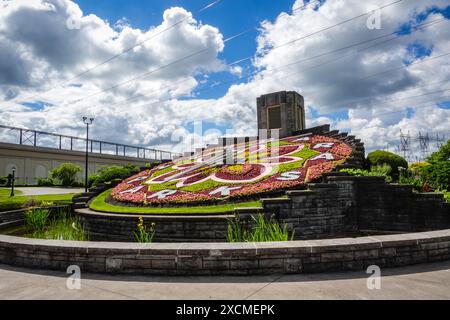 Die berühmte große Uhr mit Blumenmuster aus dem Jahr 2024 in der Region der Niagarafälle ist ein beliebtes Wahrzeichen mit komplexen Blumenmustern, die sich jährlich ändern Stockfoto