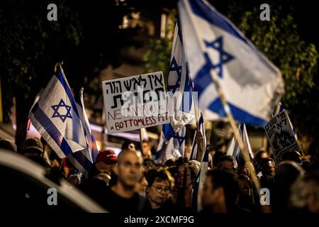 Jerusalem, Israel. Juni 2024. Demonstranten halten während einer Demonstration in Jerusalem am Montag, den 17. Juni 2024 ein Anti-Netanjahu-Zeichen hoch. Israelische Anti-Regierungs-Demonstranten versammelten sich am Montag in Jerusalem, einige stießen mit der Polizei in der Nähe des Hauses von Premierminister Benjamin Netanjahu und forderten neue Wahlen und einen Geiselvertrag mit der Hamas. Netanjahu löste das Kriegskabinett am Sonntag auf, um die Forderungen der rechtsextremen Mitglieder seiner Koalition zu entschärfen, in ein kleines Forum aufgenommen zu werden, das seit dem 7. Oktober die Richtung des Gazastreifkrieges verfolgt. Quelle: Eyal Warshavsky/Alamy Live Stockfoto